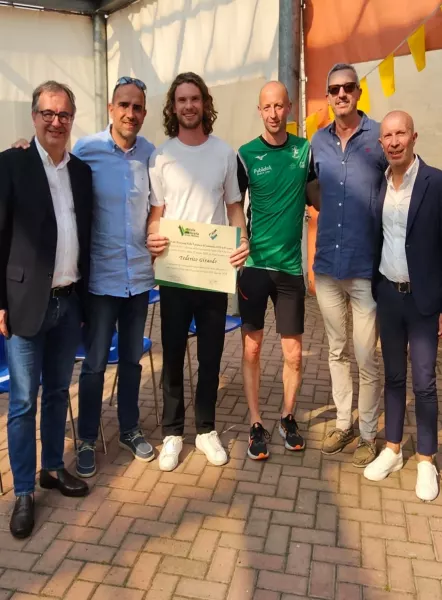 Un momento delle premiazioni con al centro il calciatore Federcio Giraudo