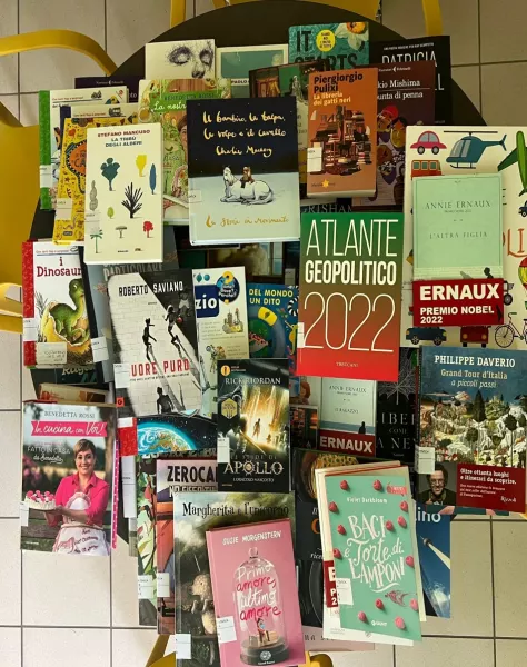 La biblioteca comunale conta circa 25 mila volumi