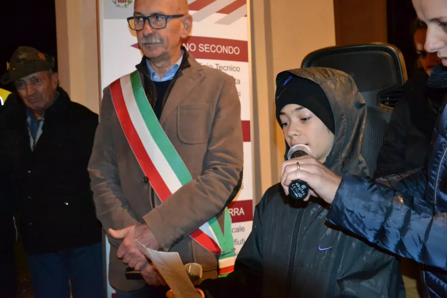 “Non fate la guerra,/ non distruggete le persone/pensate tutti insieme,/siate una mente unica./Non fate la guerra”: sono i primi versi, davvero profondi e significativi, della poesia scritta da Mattia, alunno delle scuole medie di Busca, che venerdì sorso sono stati i protagonisti della celebrazione ai Monumenti dei caduti della ricorrenza del IV Novembre