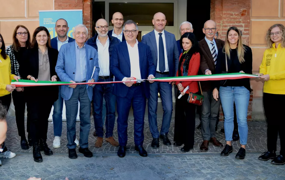 Il taglio del nastro alla mostra