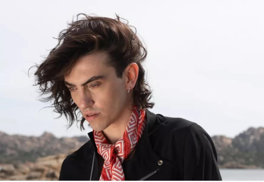 Anima sensibile e voce delicata, Michele Bravi chiude qui il suo tour estivo, che prende il nome dal suo ultimo singolo “Zodiaco”, un vero e proprio recital musicale nel quale l’artista sarà accompagnato al pianoforte da Andrea Manzoni