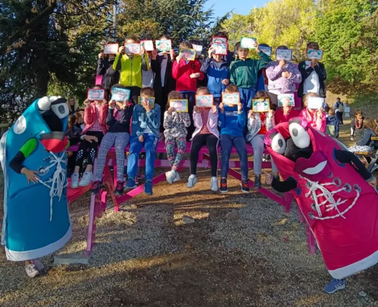 Invece di lasciare chiuse le aule delle scuole utilizzate ieri per le elezioni politiche e a casa gli alunni, l’istituto comprensivo di Busca ha proposto al Comune e al Comitato Fitwalking solidale di programmare per questa mattina l’edizione della manifestazione riservata ai bambini.    Qui gli alunni delle primarie al Parco Francotto sulla BIG BENCH