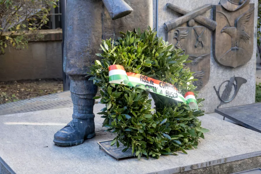 Deposizione della corona al monumento dei Caduti e Dispersi della Seconda Guerra Mondiale