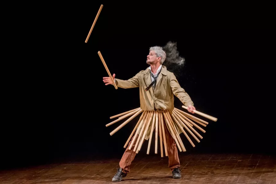 REX è un bizzarro scienziato che trasforma la strada in un laboratorio poetico e comico