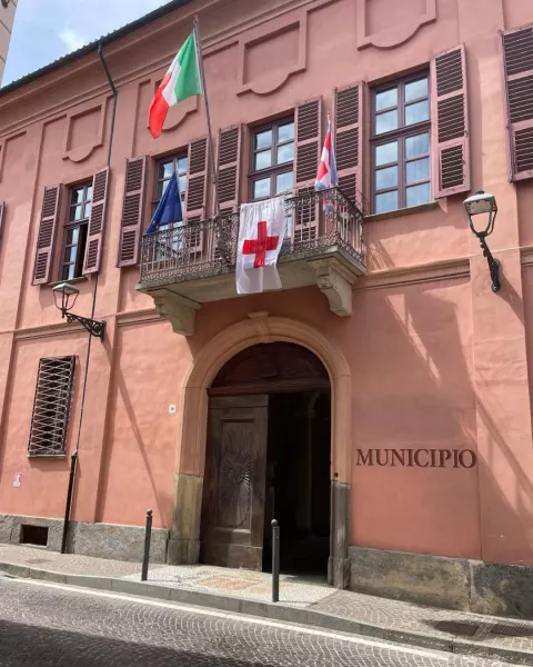 La bandiera della Croce Rossa esposta dal Palazzo comunale