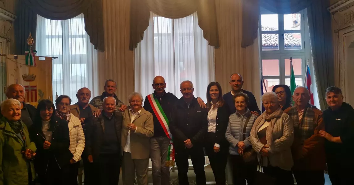 Il sindaco Ezio Donadio e gli assessori Bressi e Rosso insieme agli ospiti argentini e alcuni componenti del Comitato Gemellaggi