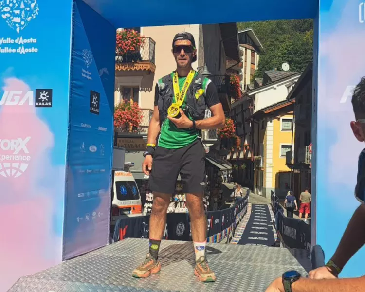 Davide Peretti della Podistica Buschese al momento dell'arrivo