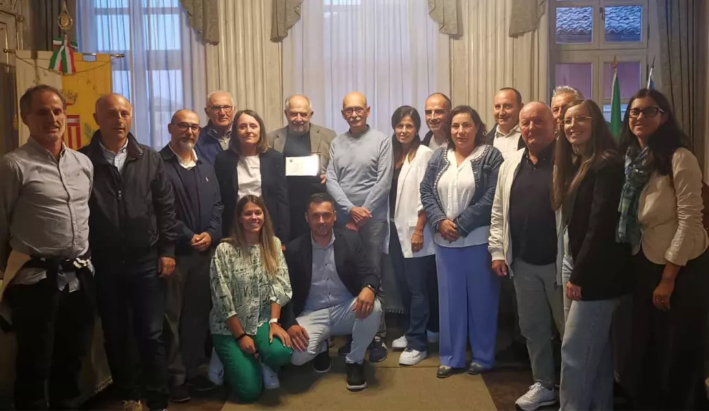 Marco Villois a fianco del Sindaco Ezio Donadio, centrali, insieme agli assessori e consiglieri comunali