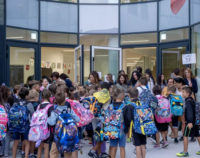 Gli alunni della scuola primaria durante l'ingresso nel primo giorno di scuola