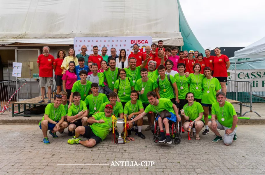 Il distretto vincitore l’Ostro insieme all'amministrazione comunale e alcuni componenti della Pro Loco Busca 360°