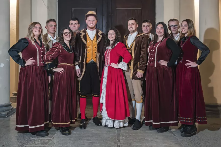 Micon e Miconëtta con l’allegro gruppo di maschere