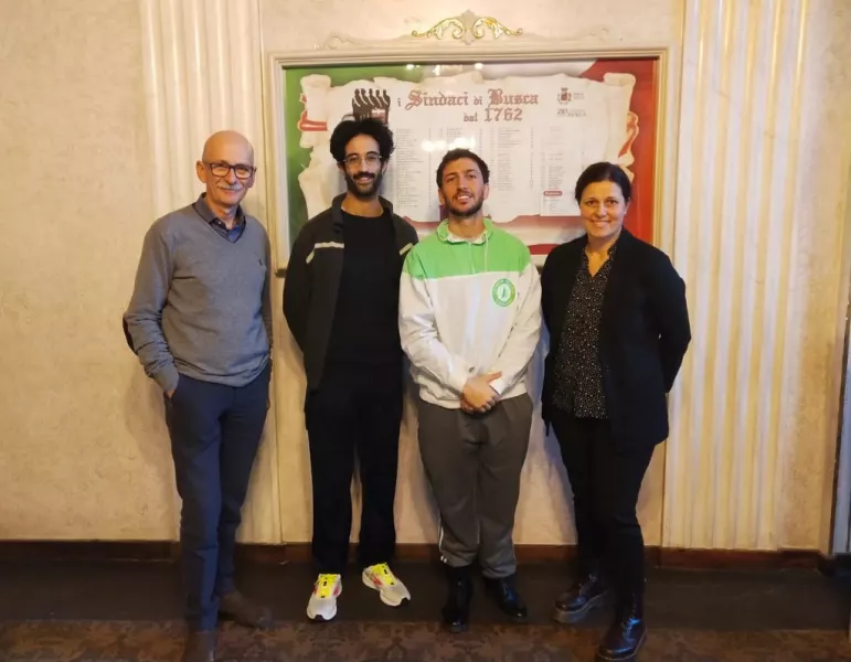 La pittrice Maria Rosa Ravera Aira e la direttrice  della casa di riposo in visita alla mostra di Mirò in Casa Francotto