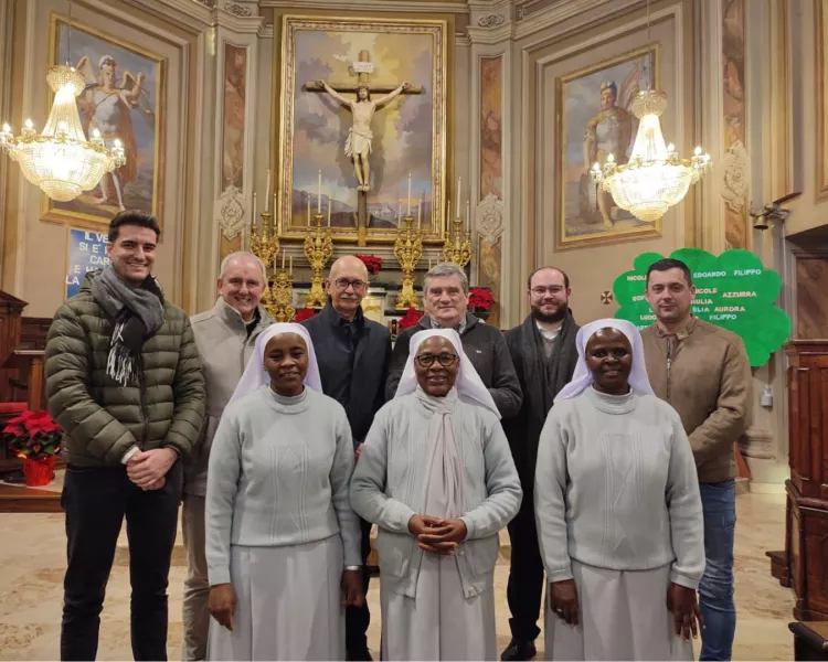 Don Roberto Bruna, il sindaco di Busca Ezio Donadio e l’assessore Bruno Olivero, il sindaco Giancarlo Armando di Tarntasca e il consigliere Manuel Cesana insieme a madre superiora suor Maria Isacco, suor Roseann e suor Marymaguta