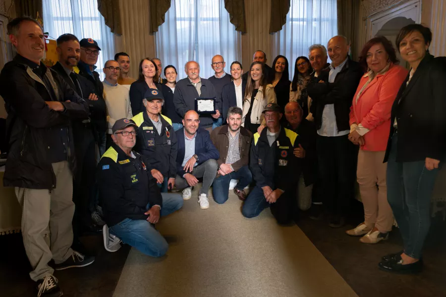 L'Amministrazione comunale e il gruppo dei volontari della Protezione Civile di Busca insieme a Ezio Ferrero