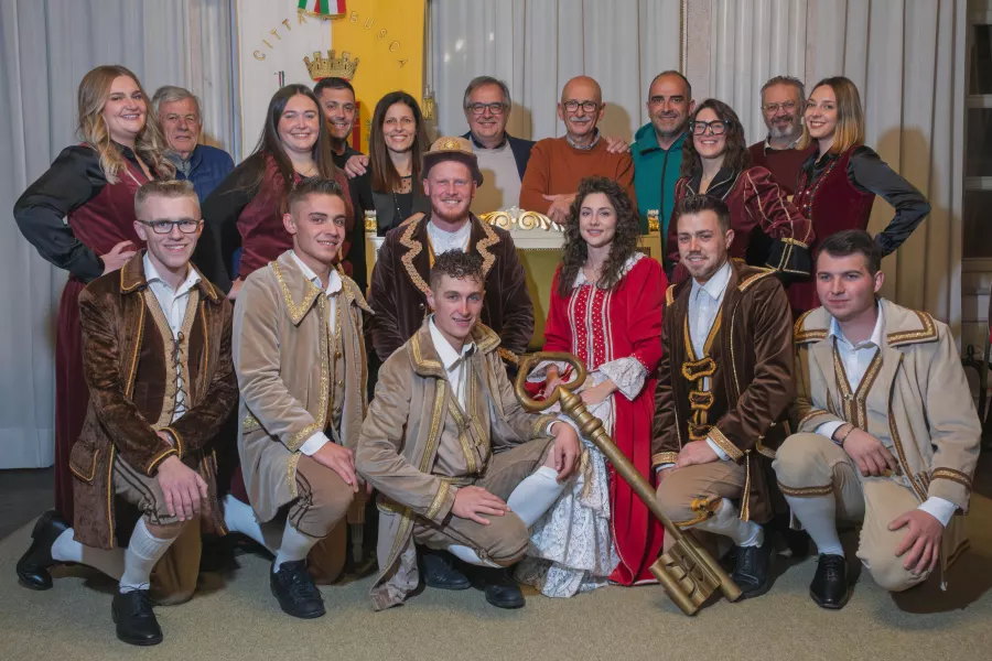 Il gruppo delle Maschere con la nuova formazione insieme all'amministrazione comunale