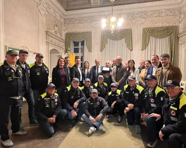 La consegna della targa da parte dell'amministrazione all'ex vigile urbano e volontario della Protezione Civile a Michele Mattalia