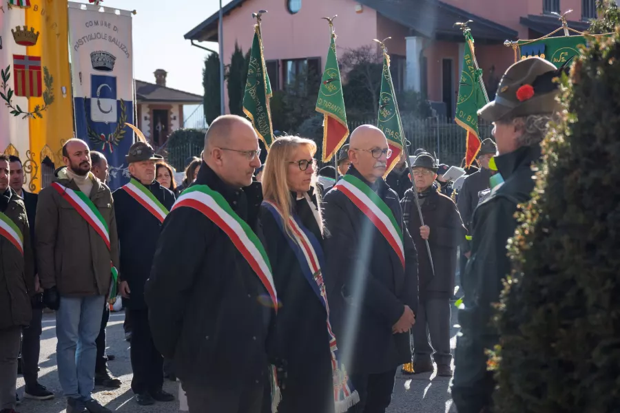 I sindaci Ezio Donadio e Fabrizio Giacomo Nasi insieme alla consigliera provinciale Ivana Casale di fronte alla lapide dei caduti