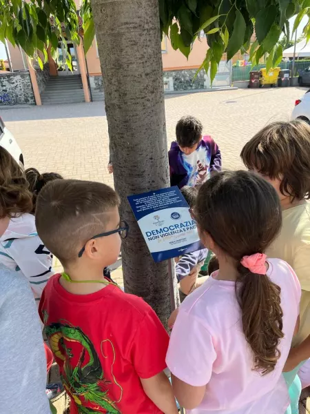 La nuova postazione lungo piazza Fratelli Mariano il gioco di squadra multifunzionale è un percorso con le sei “perle