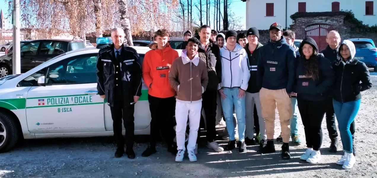 Il Comandante della Polizia locale&nbsp;di Busca con un gruppo di studenti della scuola professionale AFP di Dronero