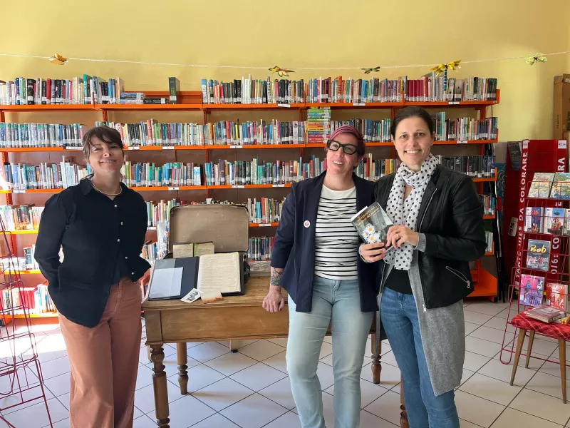 L'incontro in Biblioteca con l'autrice Cinzia Dutto, in centro, presente anche l'Assessore alla cultura Lucia Rosso, a destra