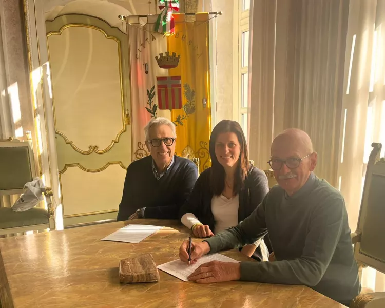 La firma dell'accordo con, a partire da destra, il sindaco Ezio Donadio, l'assessora alla Cultura Lucia Rosso e il presidente di Monviso Arte Cultura e Territorio Livio Allisiardi