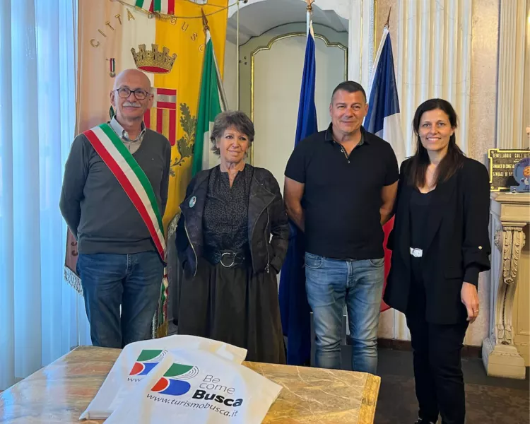 Il sindaco Ezio Donadio e l’assessora alla Cultura Lucia Rosso insieme alla presidente del Centre d'Astronomie Claude Bouliou e il direttore Fabien Marquet 