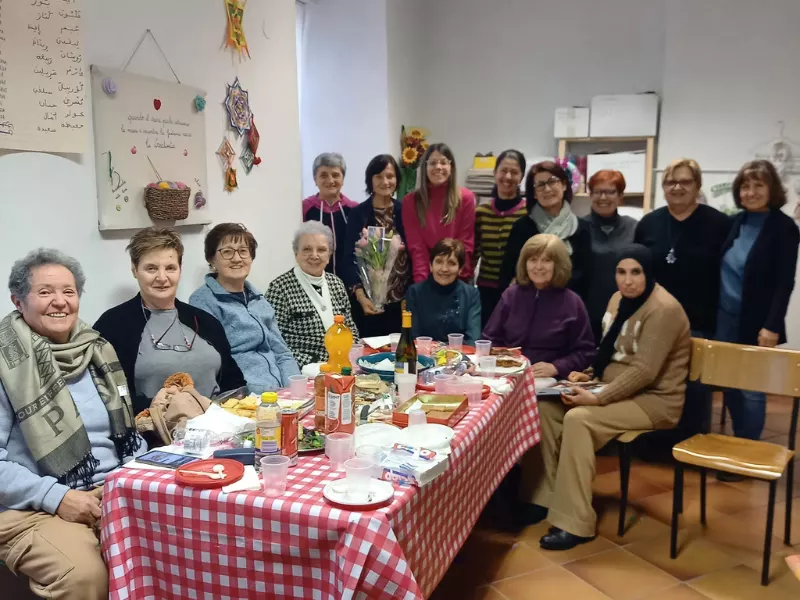 La vicesindaca e assessora ai ai Servizi Sociali Beatrice Aimar insieme al gruppo del laboratorio 