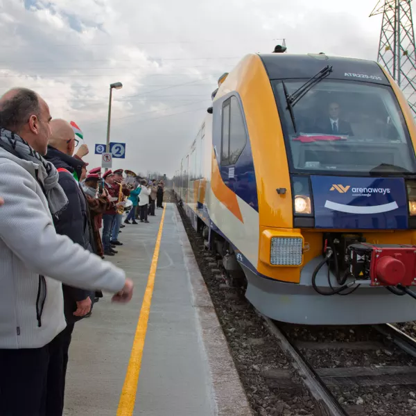 L'arrivo del treno Arenaways alla stazione di Busca