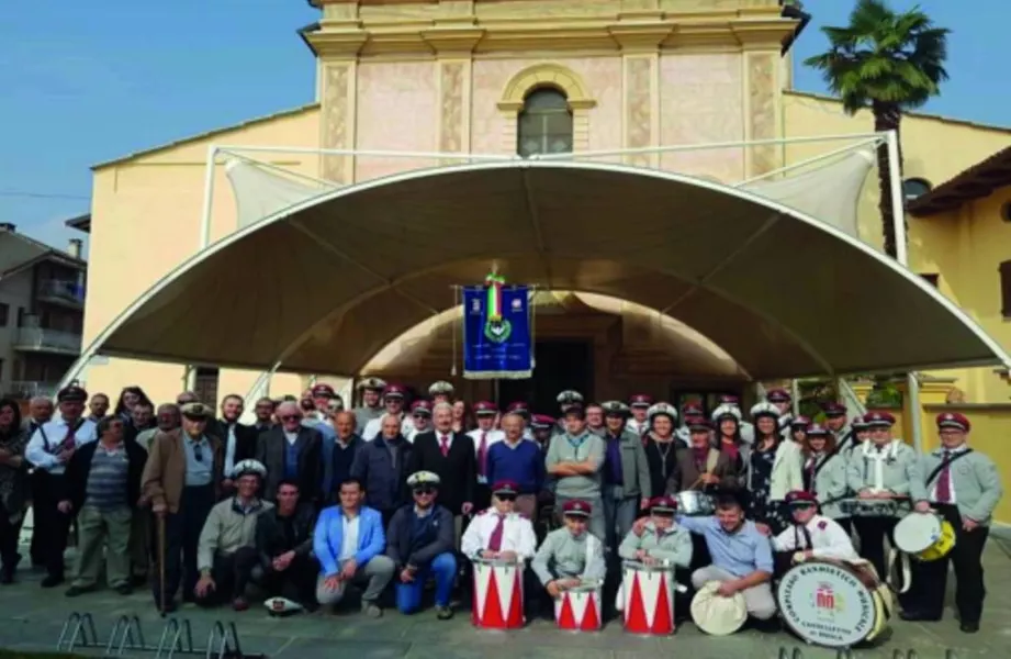 Foto di gruppo della Banda musicale di Castelletto con Chiaffredo Lovera