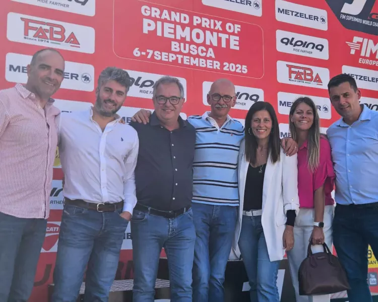 A partire da sinistra: l'assessore allo Sport Diego Bressi, l’assessore al Patrimonio Giovanni Cismondi, l’assessore regionale già sindaco di Busca Marco Gallo, il sindaco Ezio Donadio, l’assessora alla Cultura Lucia Rosso, la vicesindaca Beatrice Aimar e l’assessore al Volontariato Bruno Olivero