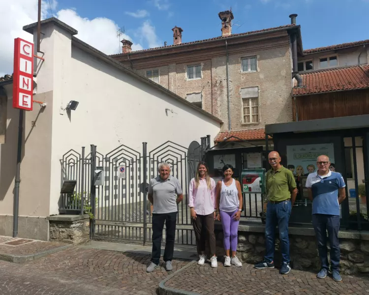 Il nuovo DAE posizionato all’ingresso del Cinema Lux. In foto, a partire da destra, il presidente Enrico Giubergia del Comitato della CRI Busca, il Sindaco Ezio Donadio, la presidente dell’ASD Body Style Laura Delfino, la Vice-sindaca Beatrice Aimar e il consigliere Gianpiero Marino della CRI Busca