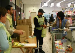 Un immagine della colletta alimentare lo scorso anno a Busca