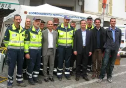 Il sindaco, Luca Gosso, il vice-sindaco, Marco Gallo, gli assessori comunali Giuseppe Delfino e Fabrizio Devalle, insieme con il gruppo della Protezione civile, di fronte allo stand in piazza Don Fino