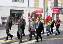 Insieme con gli  amministratori comunali hanno partecipato alla sfilata anche il deputato buschese onorevole Teresio Delfino il consigliere provinciale ed ex sindaco di Busca Angelo Rosso