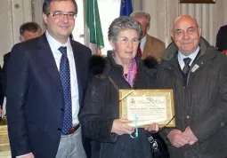 Marco Gallo, vice-sindaco e assessore, durante la cerimonia in municipio per le Nozze d'oro dei buschesi: un'occasione per celebrare l'importanza della famiglia