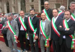 Alcuni dei sindaci della provincia di Cuneo presenti questa mattina in piazza Castello a Torino