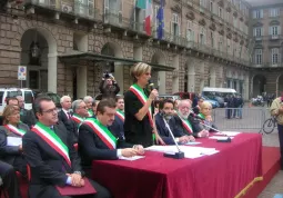 La presidente Anci Piemonte, Amalia Neirotti, parla durante la manifestazione