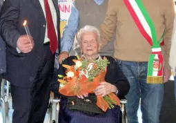 La signora Agostina; alle sue spalle il figlio Eugenio, alla sua destra il presidentede dell'ente Ospedale civile, Tommaso Alfieri, alla sua sinistra il vice-sindaco, Marco Gallo