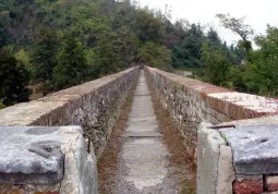 Il settecentesco ponte acquedotto, uno dei simboli della città