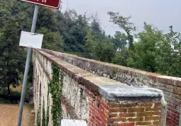 Sul ponte si può passare soltanto a piedi: collega la nuova con l'antica strada per la Colletta di Rossana