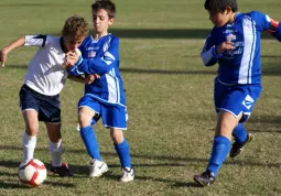 In azione l'attaccante Giuliano contrastato da due difensori del San Paolo