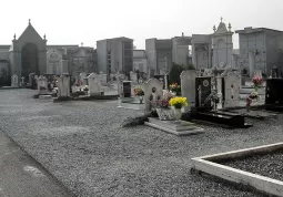 In una delle due aree ora riservate alle sepolture trentennali in terra si costruiranno i nuovi loculi di ampliamento del cimitero del capoluogo 