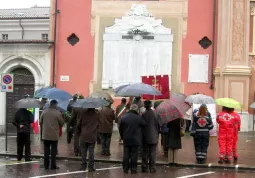 Si depositano le corone d'alloro alla memoria dei Caduti sotto il cippo in piazza della Rossa