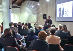 Il pubblico ha riempito la sala; il benvenuto del vice-sindaco e assessore alla Cultura, Marco Gallo