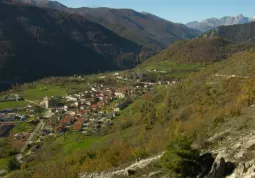 San Damino Macra in un'immagine dal sito della (ex) Comunità montana Valle Maira 