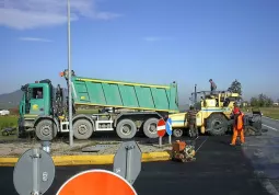 Il cantiere all'incrocio tra via Ceresa con la strada provinciale 174 Busca-Caraglio