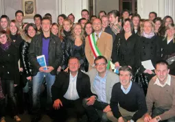 Nella sala della Giunta la foto di gruppo è risultata... un po' allo stretto: alcuni ospiti e alcuni amministartori sono andati fuori inquadratura. Ce ne scusiamo con  lettori e protagonisti