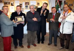 Angelo Pasero premiato da quattro Sindaci: l'attuale, Luca Gosso, insieme con, in ordine di tempo, Dario Bono, Teresio Delfino (ora deputato Udc) e Angelo Rosso (ora consigliere provinciale Udc). Insieme con loro il Consigliere con delega allo Sport, Gianfranco Ferrero 