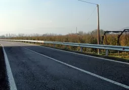 Il nuovo guard rail in frazione Castelletto