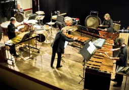 Un momento del concerto di sabato scorso al Teatro Civico: Antonello Lerda dirige il Quartetto percussioni Regio 